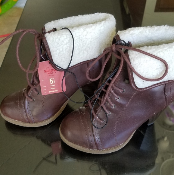 Cute boots! Wear them anywhere - Picture 4 of 4